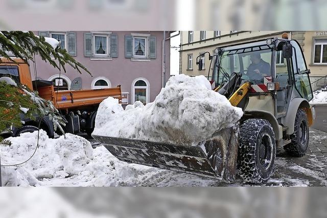 Bauhofmitarbeiter schaffen Schneeberge aus der Innenstadt