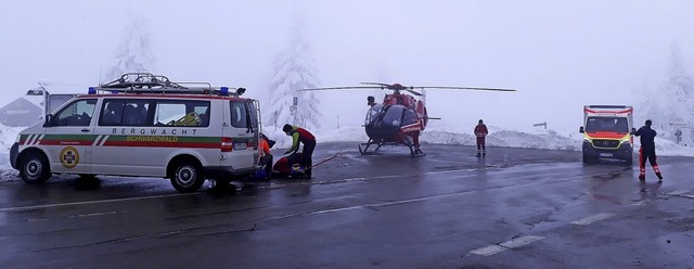Am Kandel im Einsatz: Rettungswagen, H...54&#8220;, Einsatzfahrzeug Bergwacht.   | Foto: Bergwacht