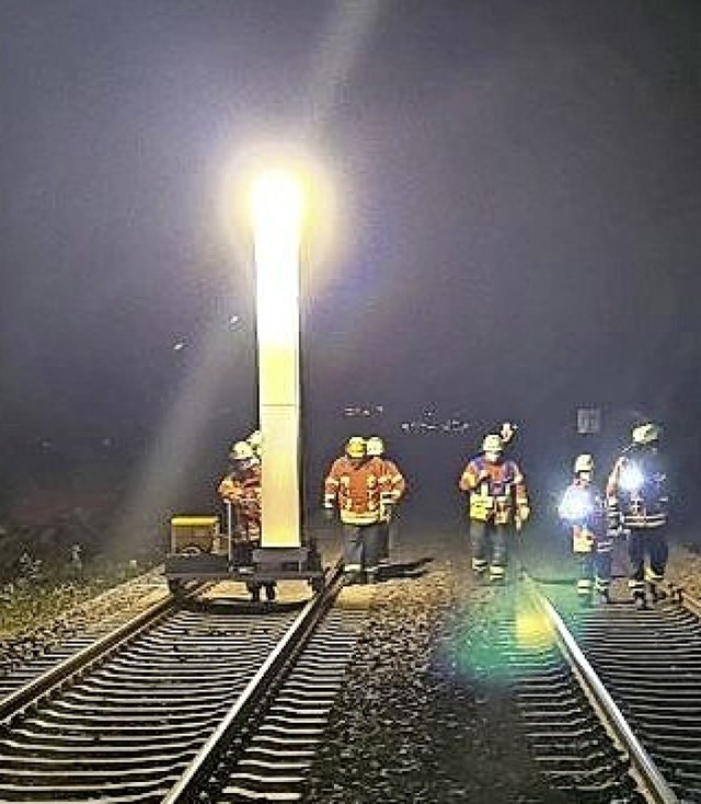 Mit einem Bahnrollwagen suchte die Feuerwehr die Strecke ab.  | Foto: Feuerwehr Laufenburg