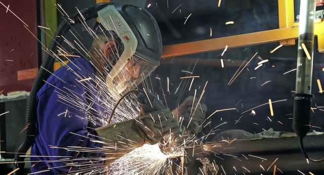 Gut zu tun hatten die rund eine Millio...im deutschen Maschinenbau im November.  | Foto: Jan Woitas (dpa)