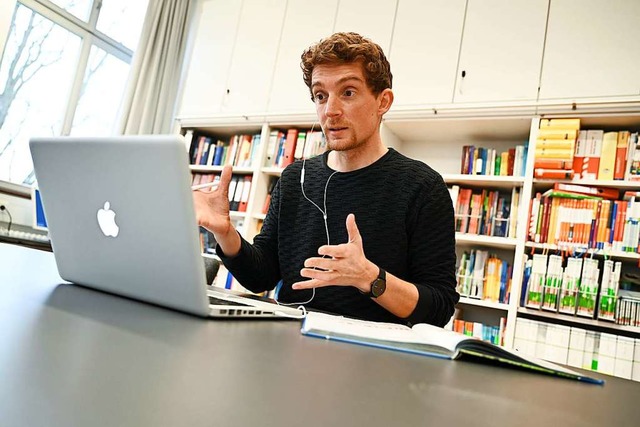 Ein Ravensburger Lehrer beim Online-Unterricht  | Foto: Felix Kstle (dpa)