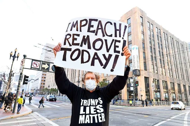 Wie hier in San Francisco wird von vie...senthebung von Donald Trump gefordert.  | Foto: JOSH EDELSON (AFP)