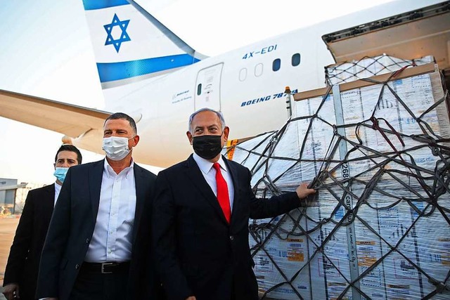Der Premierminister nahm den Impfstoff...onntag auf dem Flughafen von Tel Aviv.  | Foto: MOTTI MILLROD (AFP)