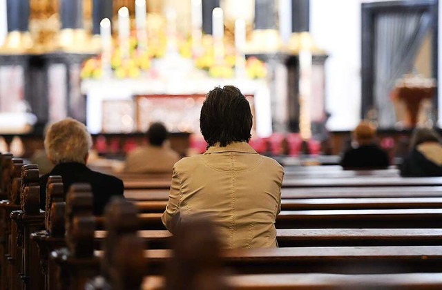 Der evangelische Kirchenbezirk rt von Prsenzgottesdiensten ab (Symbolbild).  | Foto: Arne Dedert (dpa)