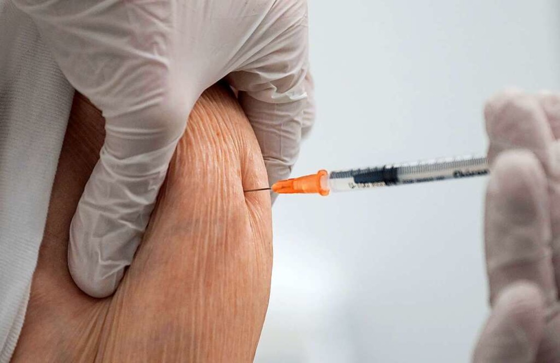 Eine Krankenschwester impft eine 92-jä...ovid-19 Impfstoff von Biontech/Pfizer.  | Foto: Marijan Murat (dpa)