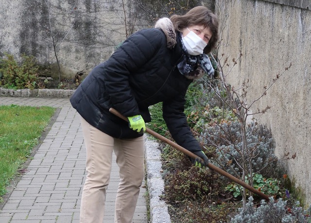 Roswitha Siegel pflegt  ehrenamtlich  die Randbeete entlang der Friedhofsmauer.   | Foto: Christine Weirich