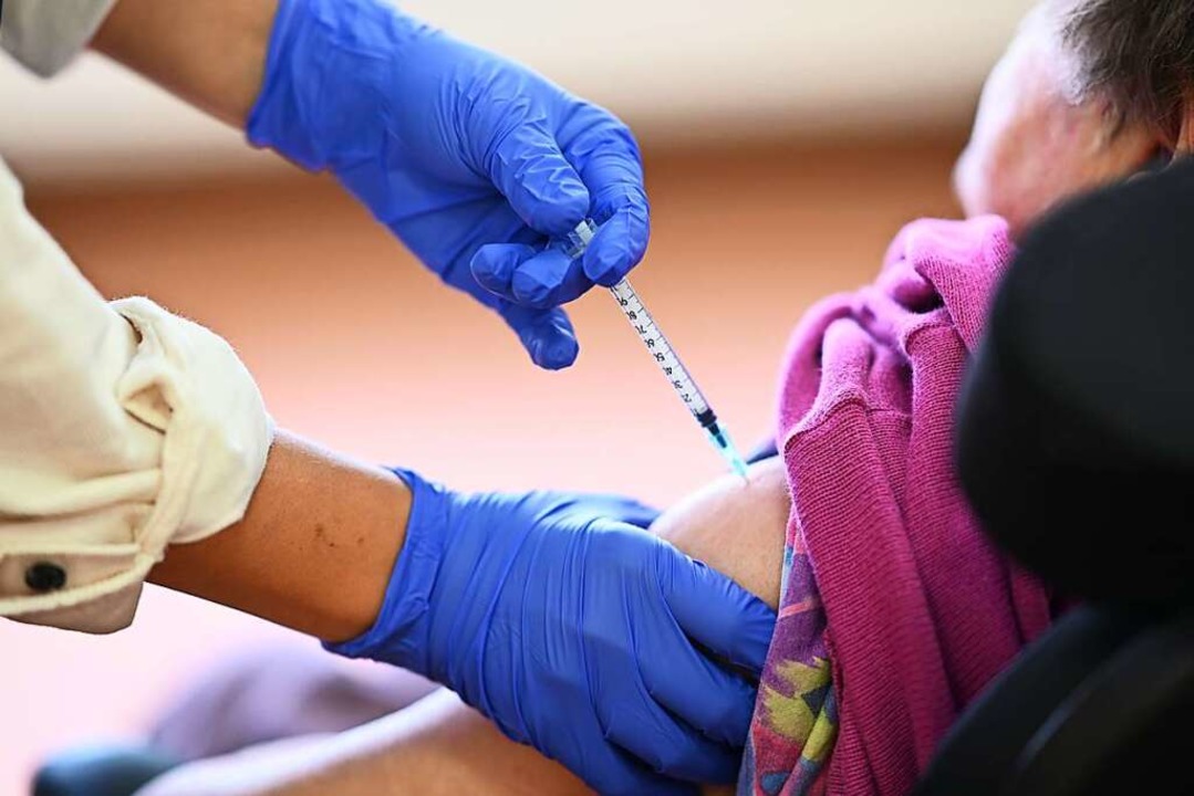 Eine Seniorin wird geimpft.  | Foto: Felix Kästle (dpa)