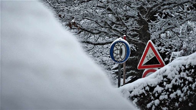 Die Polizei warnt vor Verkehrsbehinderungen wegen Schneefalls.  | Foto: Susanne Gilg