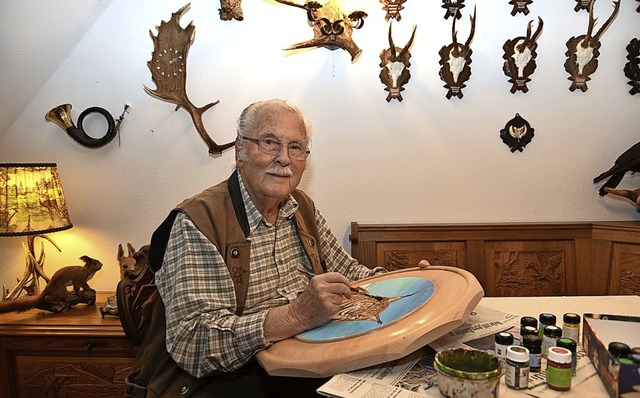 Wallmach malt mit ruhiger Hand die Ehr...n schmcken die Wohnung des Waidmanns.  | Foto: Horst Dauenhauer