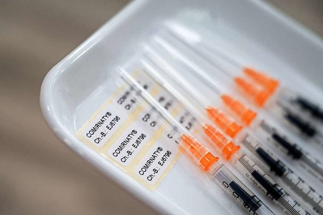 Vom 22. Januar an sollen auch im Lrra...Covid-19 Impfstoff verabreicht werden.  | Foto: Marijan Murat (dpa)
