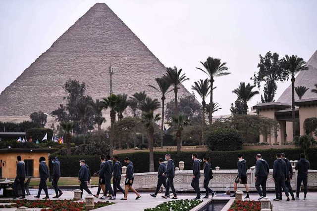 In Reichweite der Pyramiden flanieren hier die franzsischen Spieler.  | Foto: ANNE-CHRISTINE POUJOULAT (AFP)