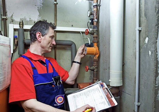 Heizungs-Check:  Der Fachmann zeigt  H...hmen, um Energie und Kosten zu sparen.  | Foto: djd/ZVSHK