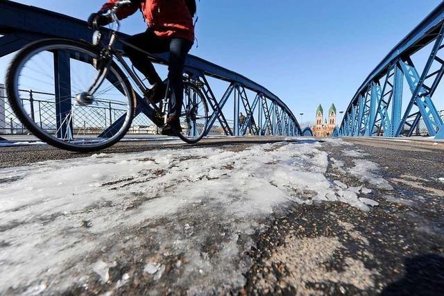 Mehrere Radler strzen auf eisglatten Straen