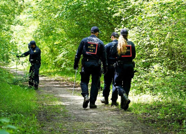 Polizisten durchsuchen im Mai 2019 die...undortes der Frauenleiche nach Spuren.  | Foto: Benedikt Spether (dpa)