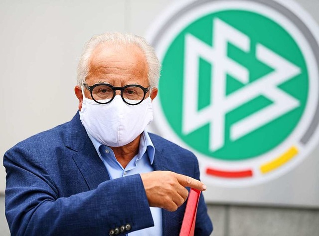 Fritz Keller vor der DFB-Zentrale in FNrankfurt.  | Foto: Arne Dedert (dpa)