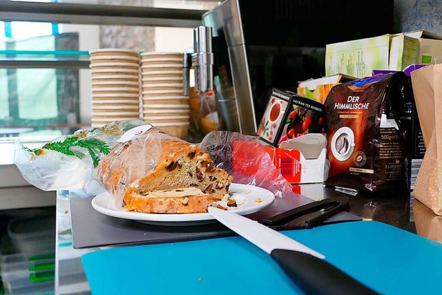 Es ist angerichtet: Das Gratis-Caf gibt schon Essen und Trinken aus.  | Foto: Peter Gerigk