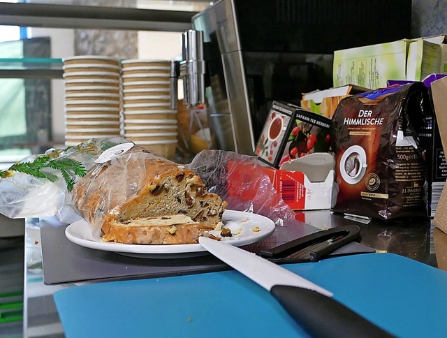 Es ist angerichtet: Das Gratis-Caf gibt schon Essen und Trinken aus.  | Foto: Peter Gerigk