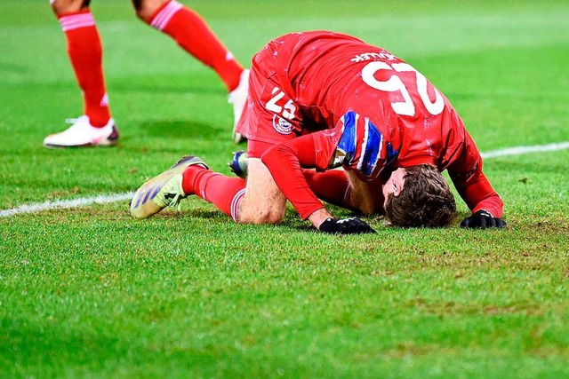 Thomas Mller am Boden: Der FC Bayern unterlag dem Zweitligisten Holstein Kiel.  | Foto: FABIAN BIMMER (AFP)