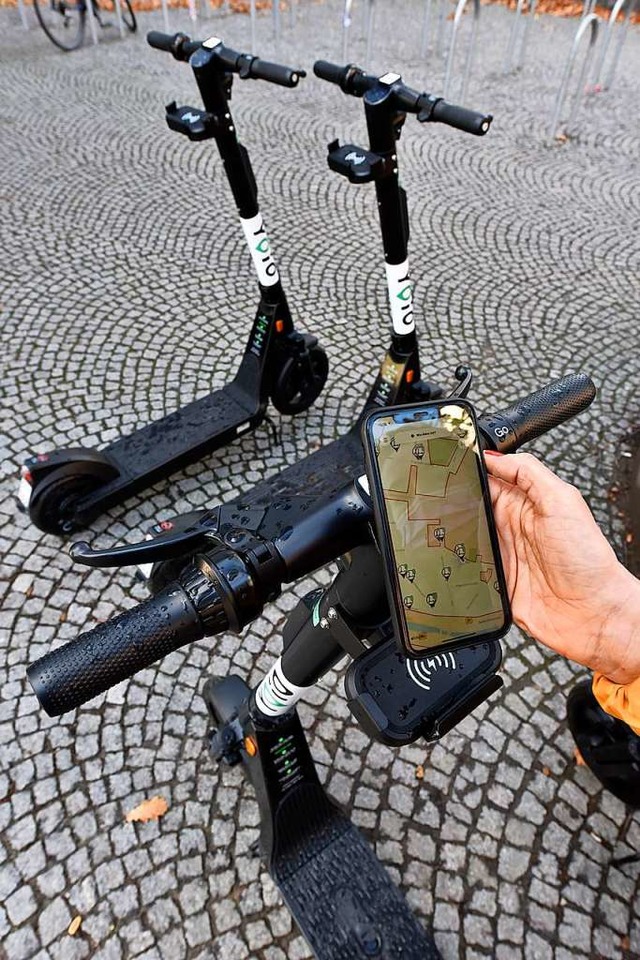 Per Smartphone werden die Roller gebucht.  | Foto: Thomas Kunz