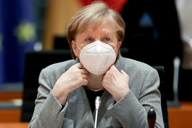 Bundeskanzlerin Angela Merkel trgt auf diesem Foto eine FFP2-Maske.  | Foto: Michael Sohn (dpa)