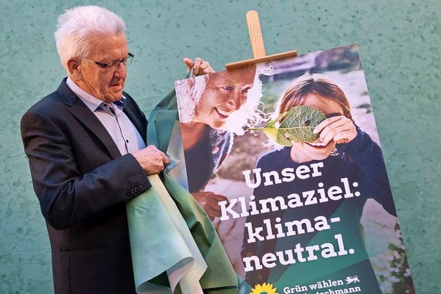 Ministerprsident Winfried Kretschmann...lakat fr den Wahlkampf seiner Partei.  | Foto: Marijan Murat (dpa)