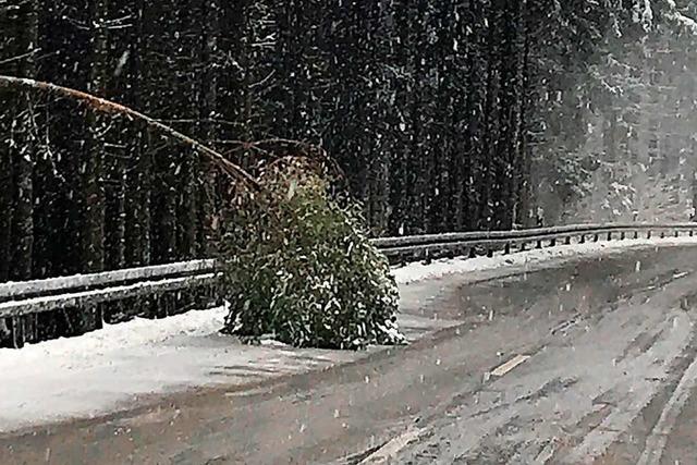 Lkw blockiert fr Stunden die L103 von Steinach auf den Geisberg