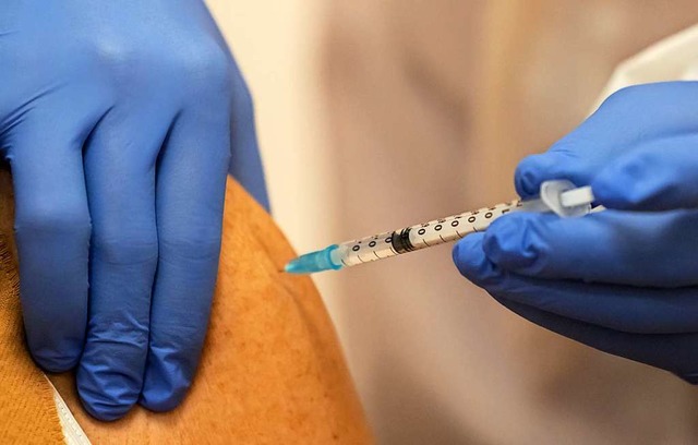 Solche Impfungen gegen das Coronavirus...en. Das Sozialministerium sperrt sich.  | Foto: Michael Reichel (dpa)