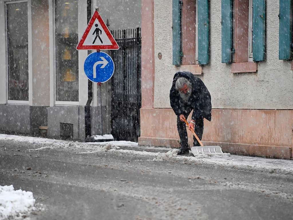 Ein im Markgrflerland selten gebrauchtes Utensil kommt zum Einsatz: die Schneeschaufel.