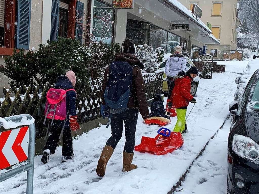 Menschen mit Schlitten mitten in Mllheim. Wann gab’s das zuletzt?