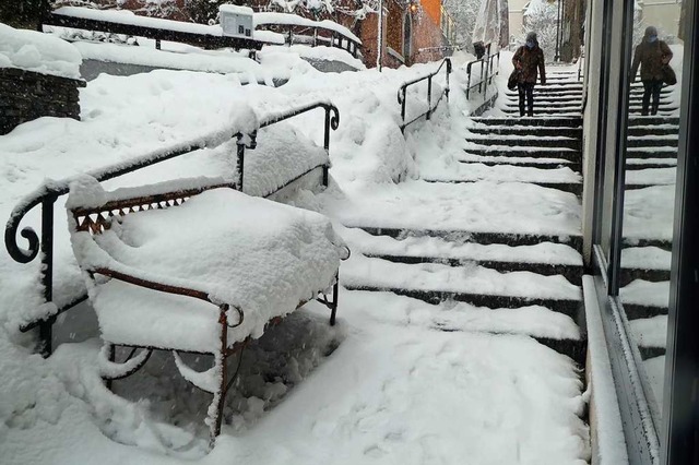 Der Winter hat vor den Geschften Platz genommen, die Kunden ziehen vorbei.  | Foto: Peter Stellmach