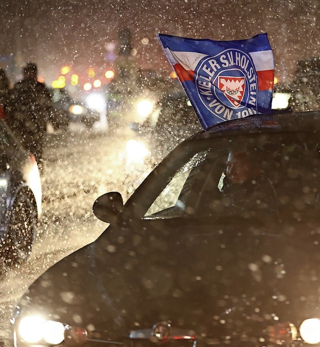 Autokorso in Kiel: In der Nacht zu Don...zuvor ausgelassen im Holstein-Stadion.  | Foto: Christian Charisius (dpa)