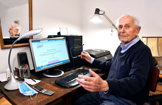 Auch Alwin Fuchs (91) bleibt beim Vers...r ein Achselzucken an seinem Computer.  | Foto: Thomas Kunz