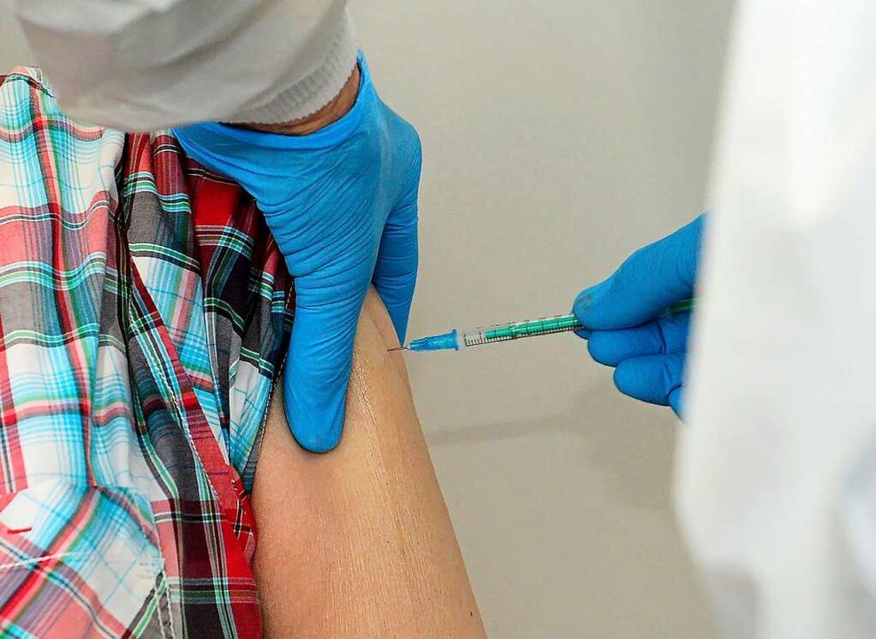 Wer es geschafft hat, den erwartet ein kleiner Pieks in der Impfkabine.  | Foto: Ingo Schneider