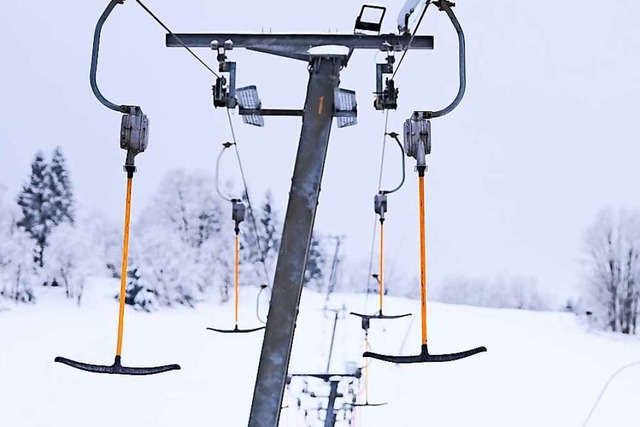 Der Skilift kann stundenweise nach den...rdnungen gemietet werden (Symbolbild).  | Foto: Sebastian Kahnert (dpa)