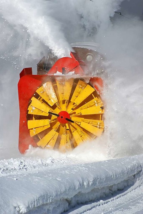 Derzeit ist auf den Bahnstrecken eine Schneeschleuder im Einsatz (Symbolfoto).  | Foto: Thomas Hssli
