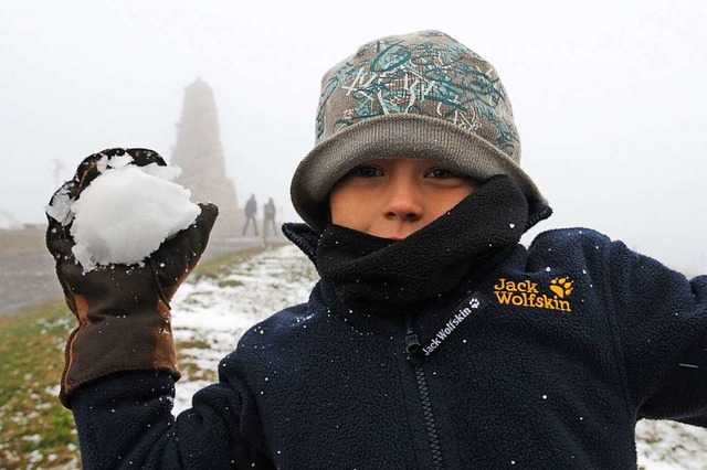 Besonders gut wird ein Schneeball, wen...hten und pappigen Schnee zur Hand hat.  | Foto: Patrick Seeger