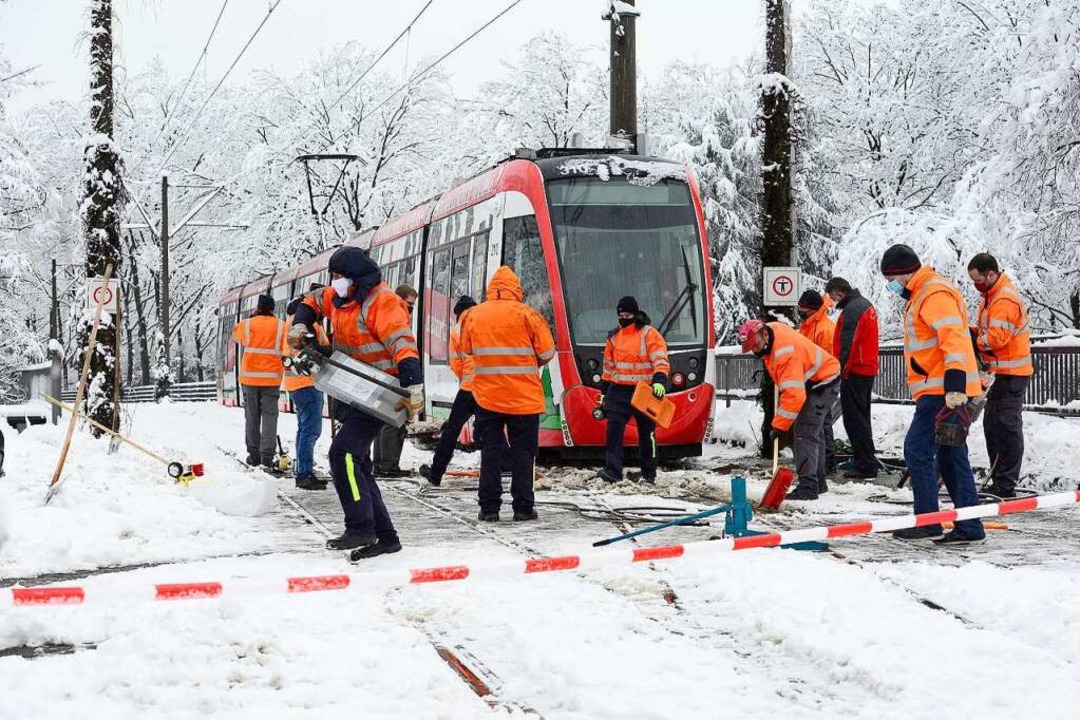 Nahe des Runzmattenwegs entgleiste ein...b es einen Schaden an der Oberleitung.  | Foto: Ingo Schneider
