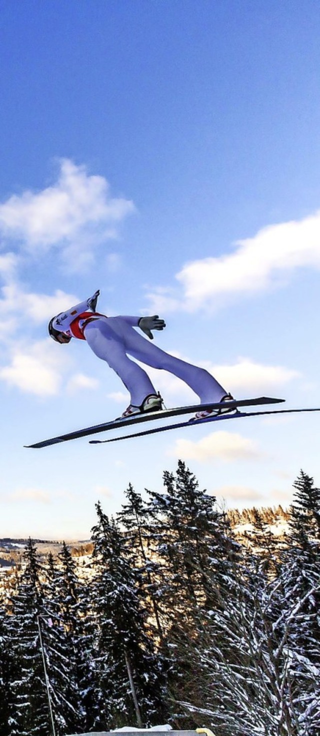 Skispringer im Anflug auf die tief verschneite Wlderstadt  | Foto: Philipp von Ditfurth (dpa)