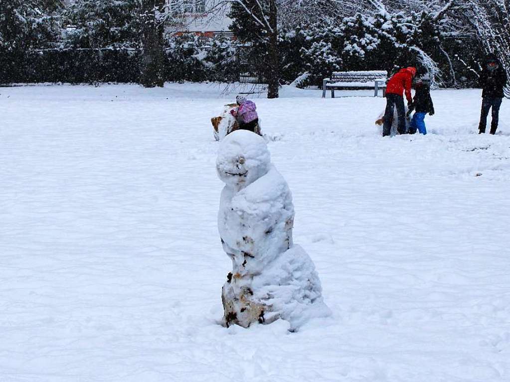 Schneemann-Bau im Emilienpark