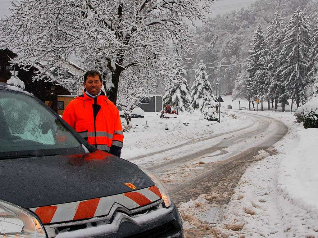 Matthias Huber, stellvertretender Leiter der Technischen Dienste,  sperrte die Strae von Eichsel nach Degerfelden ab, da im Minutentakt die schwer Schnee beladenen Bume zur Gefahr wurden.