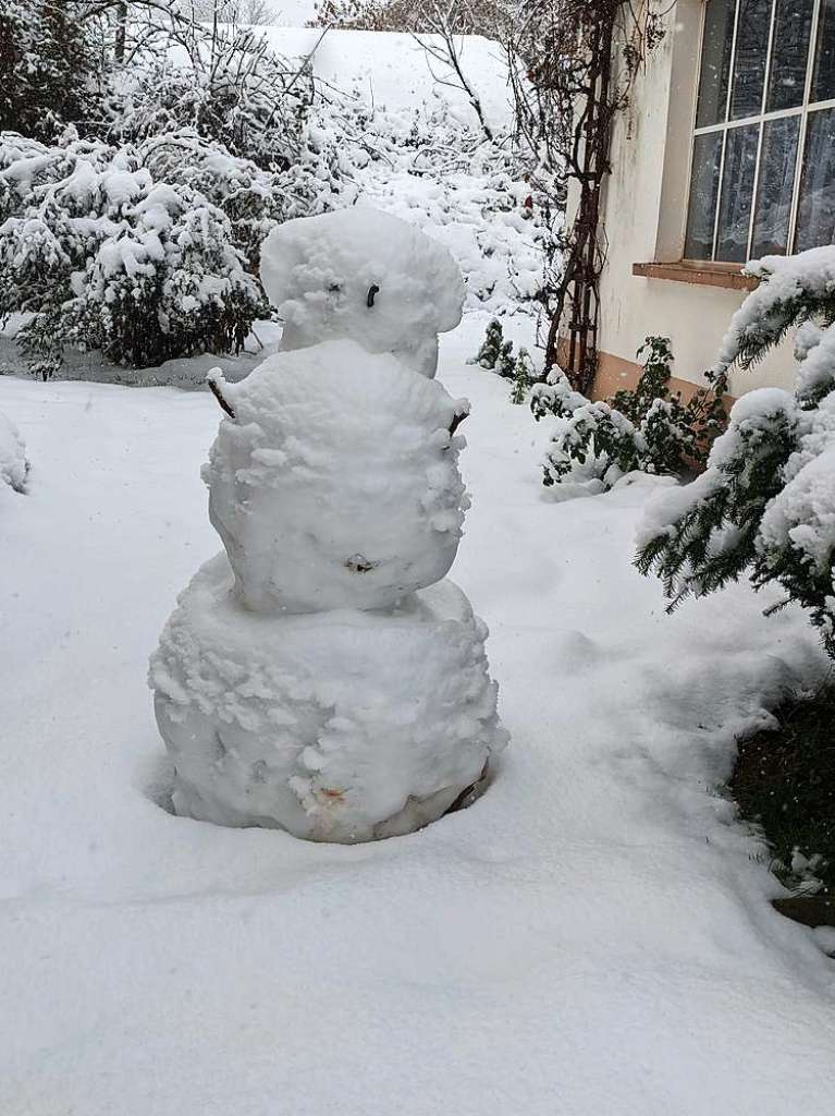 Im Lettenweg in Wyhlen bauten Kinder schon am frhen Morgen diesen Schneemann