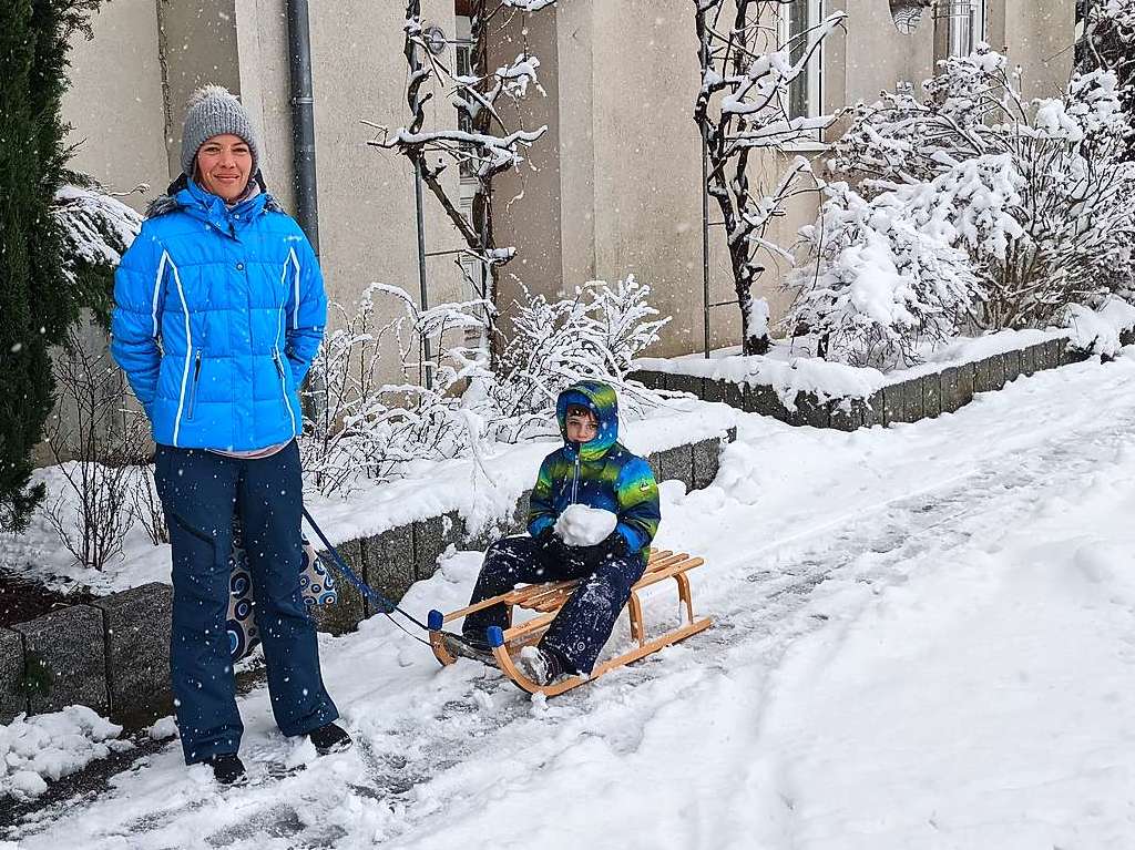 Mama-Taxi mal anders: Selbst zum Schlittenfahren reichte der Schnee in Wyhlen