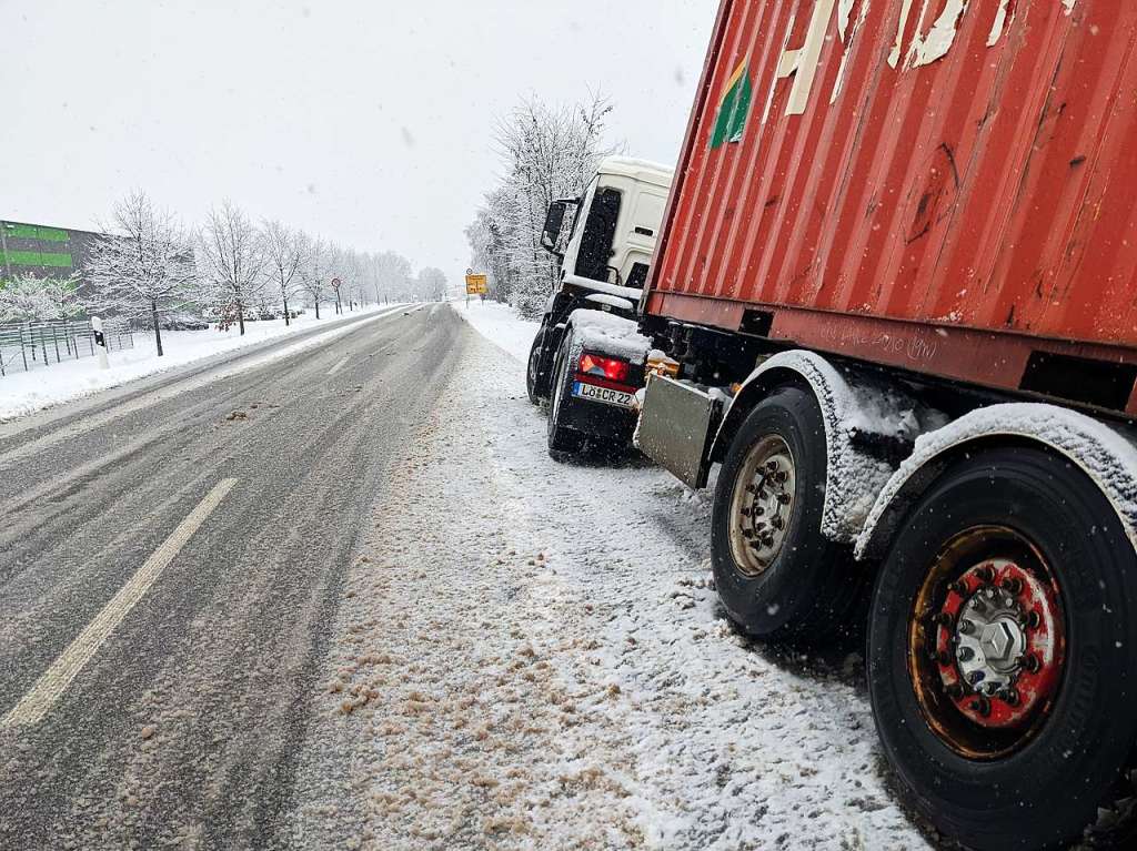 Wenig Spa machte der Wintereinbruch auf den Straen: Es kam zu Unfllen wie hier auf der B34 in Herten.