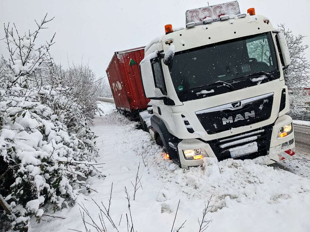 Wenig Spa machte der Wintereinbruch auf den Straen: Es kam zu Unfllen wie hier auf der B34 in Herten.