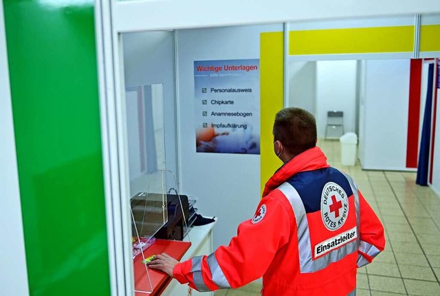 Mitarbeitende des DRK und der AWO soll... vor Ort im Impfzentrum untersttzen.   | Foto: Hendrik Schmidt (dpa)