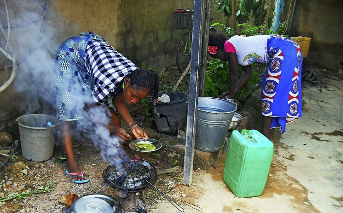 Die Schlerinnen kochen selbst.   | Foto: Georges Bazi/Stiftung Brcke