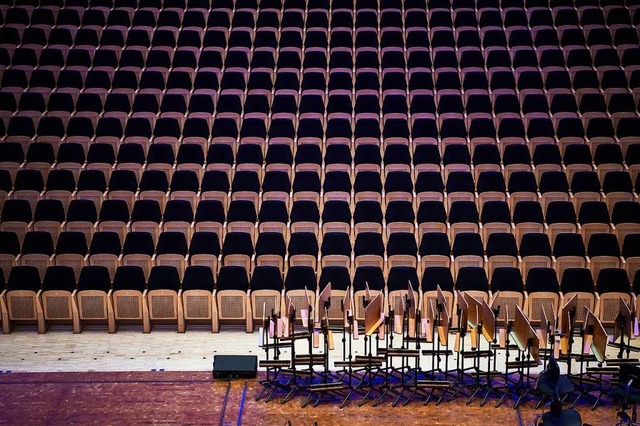 Leere Stuhlreihen, gestapelte Notenpulte: das Konzerthaus Dortmund im Lockdown  | Foto: Bernd Thissen (dpa)