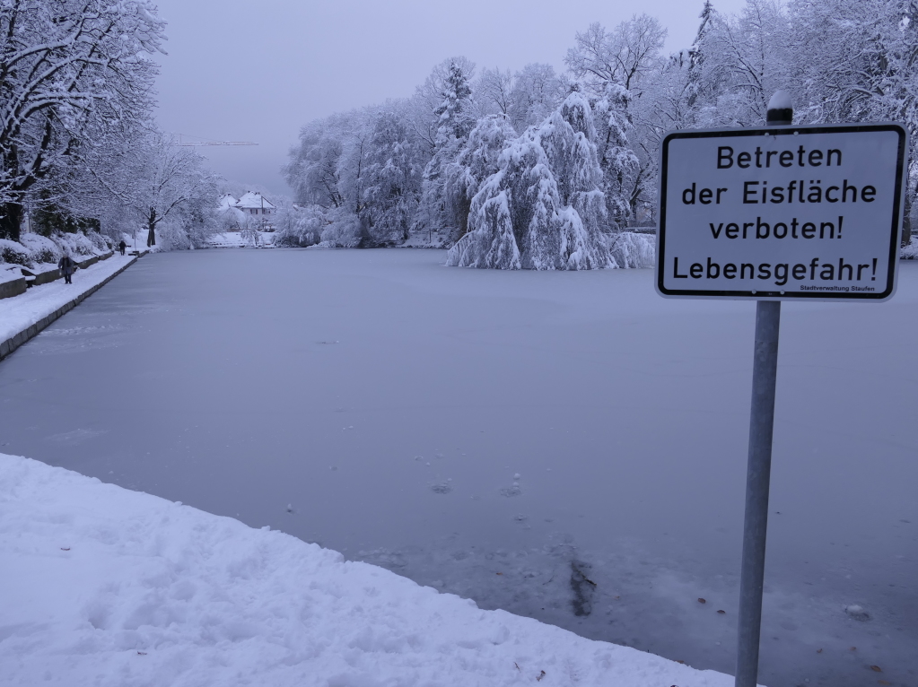 Heftige Schneeflle verzaubern Staufen: Burg, Schlossberg und die historische Altstadt mit Rathaus, Kirche, Marktplatz, Hotels, Restaurants und Geschften versinken in einem Traum von Wei. Impressionen aus dem Winter-Wunderland.