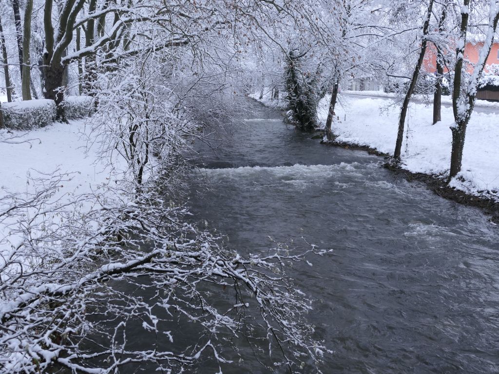 Heftige Schneeflle verzaubern Staufen: Burg, Schlossberg und die historische Altstadt mit Rathaus, Kirche, Marktplatz, Hotels, Restaurants und Geschften versinken in einem Traum von Wei. Impressionen aus dem Winter-Wunderland.