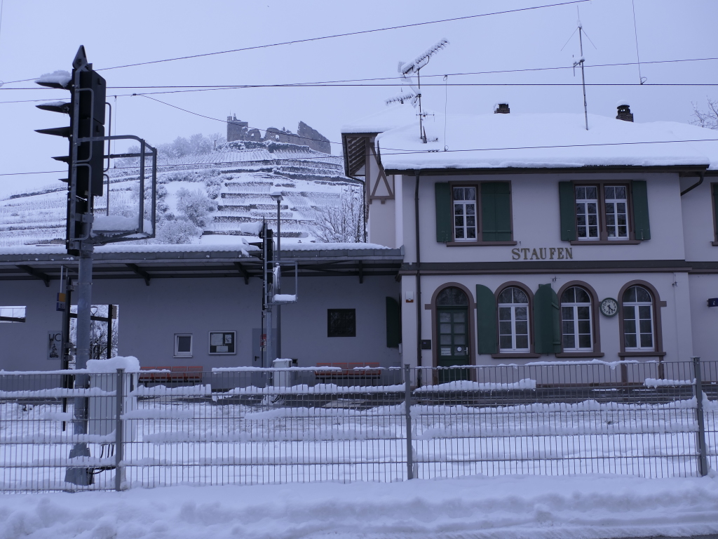 Heftige Schneeflle verzaubern Staufen: Burg, Schlossberg und die historische Altstadt mit Rathaus, Kirche, Marktplatz, Hotels, Restaurants und Geschften versinken in einem Traum von Wei. Impressionen aus dem Winter-Wunderland.